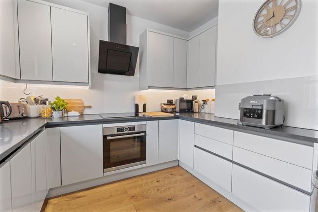 44a Brighton Road, Horley photo 2