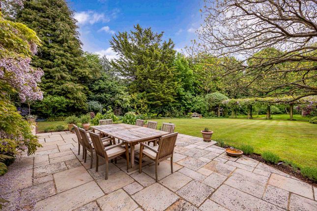 Parsonage Croft, Lower Basildon photo 4