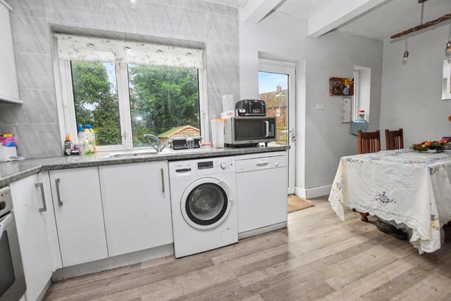 70, Hendal Lane, West Yorkshire photo 3