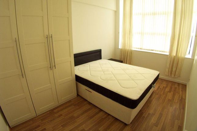 Comer Crescent, SOUTHALL photo 4