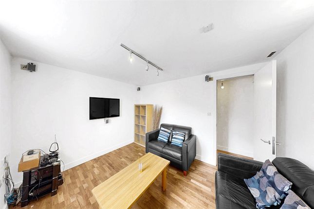 Flat 4, 2A, York Way, London photo 4