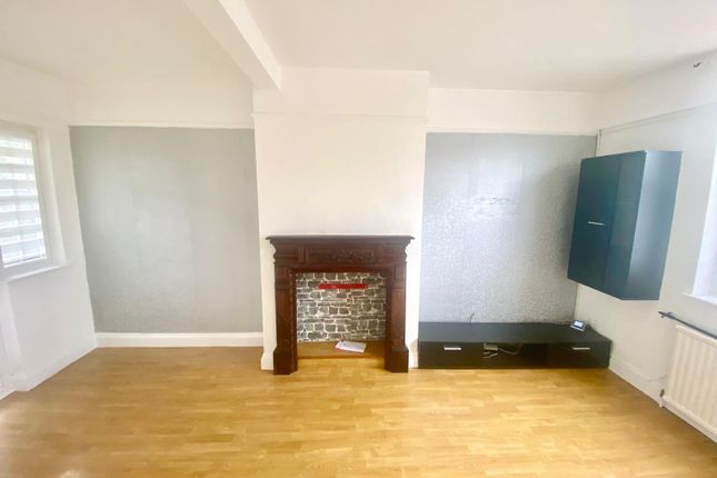 4, Long Drive, Greenford photo 2