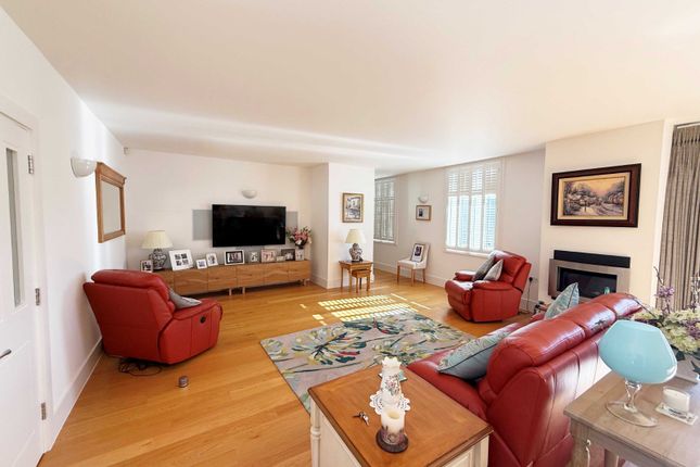 10, Rougemont, West Malling photo 3