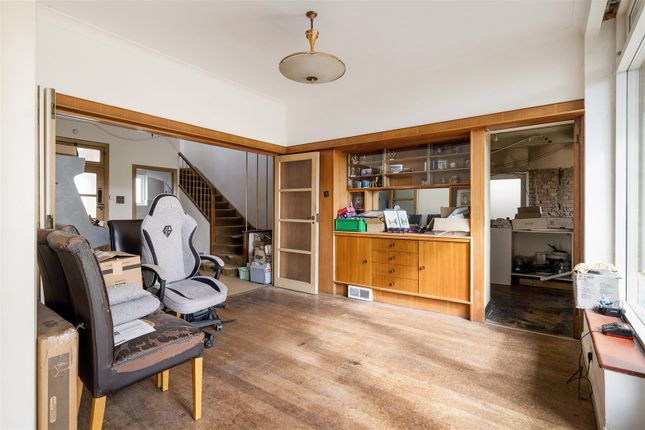 The Warren Drive, E11