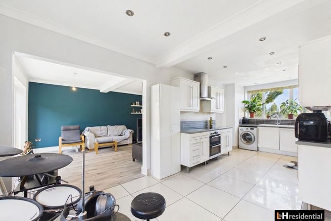 24 Ripon Way, Borehamwood photo 3