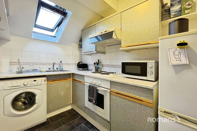 Flat 12, Kestrel House, Weydon Lane, Surrey photo 3