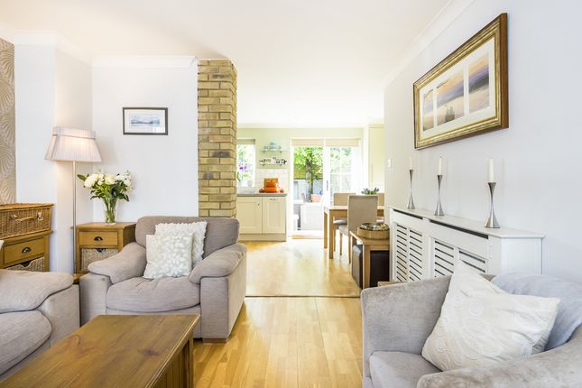 Thumbnail Flat to rent in Lambourne Place, London