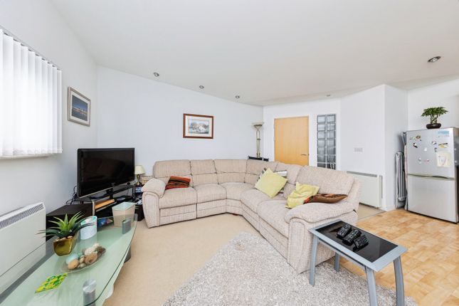 Flat 31, Cwrt Westfa,, Pentre Doc Y Gogledd, Carmarthenshire photo 3