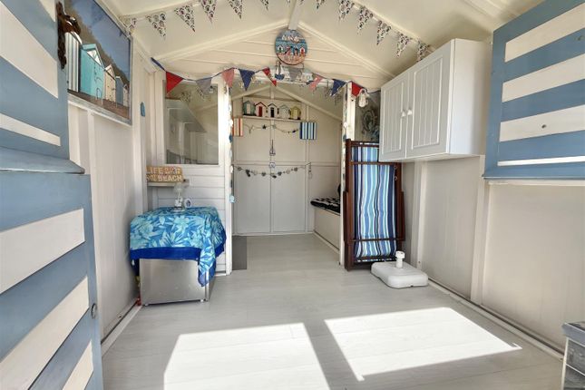 Beach Hut F4, Kings Parade, Holland On Sea photo 2
