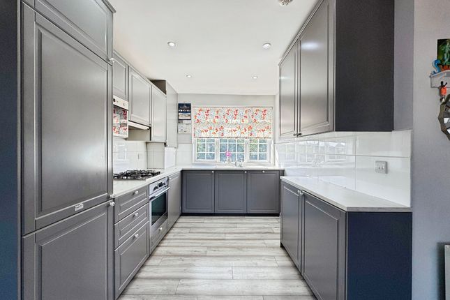 Flat 2, 91 Camrose Avenue, Edgware photo 3