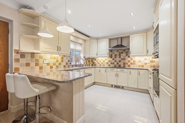 20, Winslow Way, Walton-on-Thames photo 2