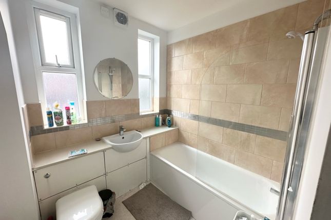 Terraced house to rent in Delph Lane, Woodhouse, Leeds