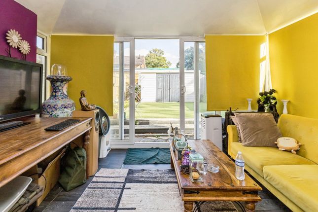 Buckswood Drive, Crawley photo 4