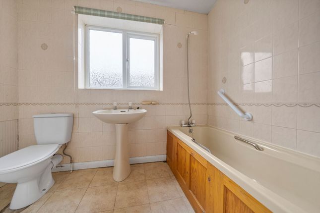 32 Toothill Close, Wigan photo 4