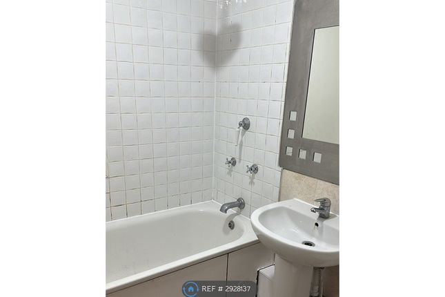 Flat D, Oatlands Drive, Slough photo 5