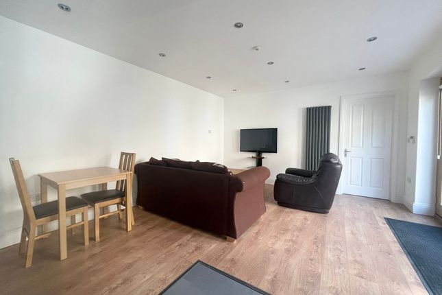 Flat 3, 12, Goulton Road, London photo 2