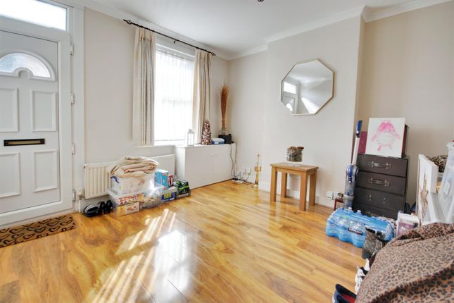 18, Cardiff Road, Watford photo 3
