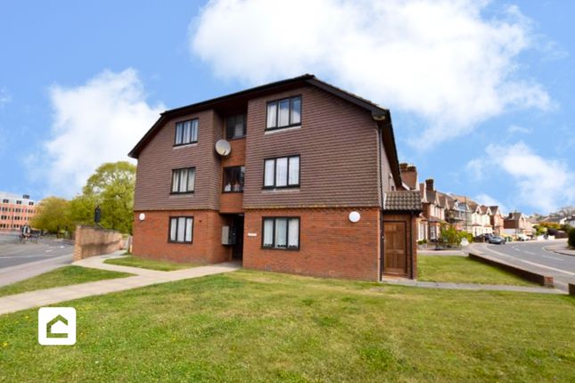 Thumbnail Flat to rent in Ladbroke Road, Redhill