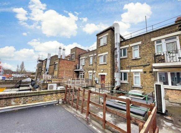Flat for sale in Frinton Mews, Ilford