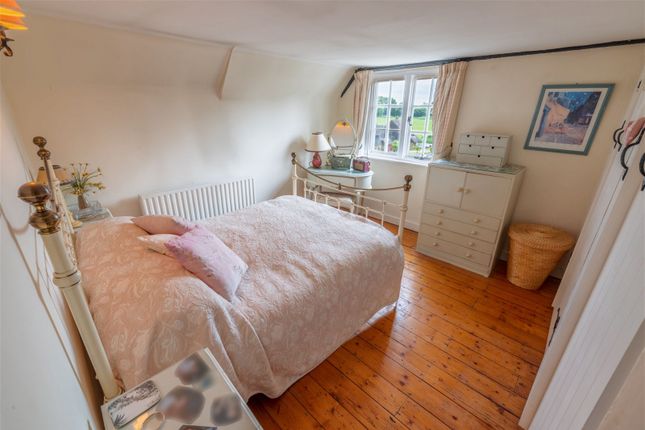 Flat for sale in Outwood Lane, Bletchingley, Redhill