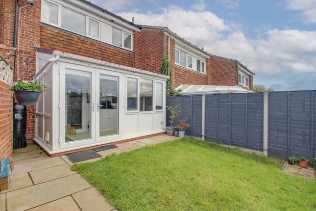 Terraced house for sale in Knaves Hill, Linslade