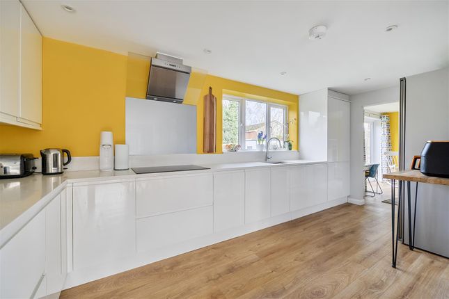 18, Lyneham Road, Crowthorne photo 2