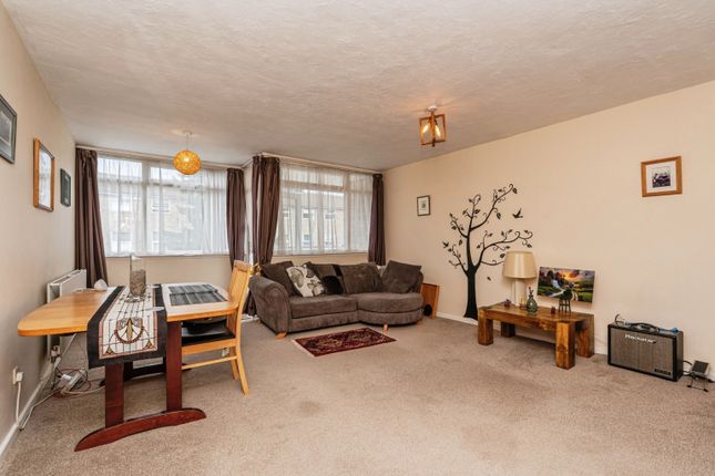 17, South View Court, Woking photo 4