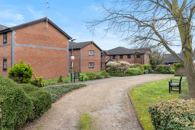 Flat for sale in Friars Mews, London