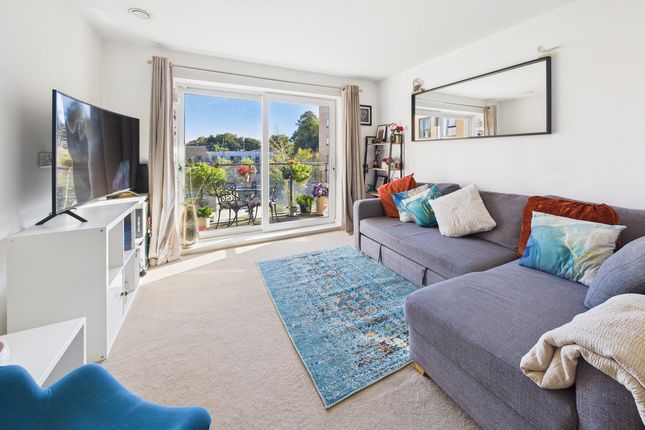 2-bed flat on 25 Richardson House, The Embankment, Hemel Hempstead, £289,000