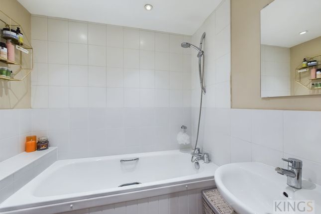 Flat for sale in Kings Place, North Drive