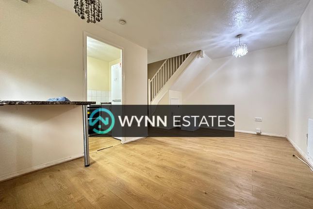 35, Hawthorn Close, Hounslow photo 2