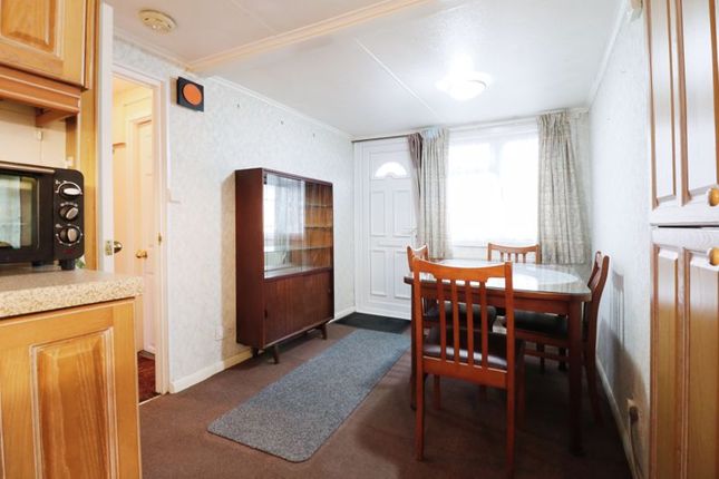 Mobile/park home for sale in The Pippins, Orchards Residential Park, Slough