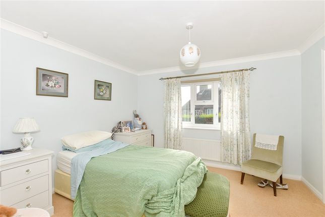 1-bed flat on Linden Chase, Uckfield, £100,000