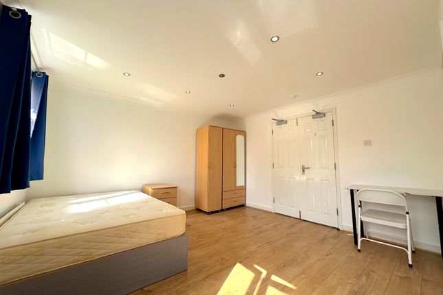 Wheat Sheaf Close, London photo 5