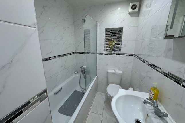 Crowthorne Close, London SW18 photo 2