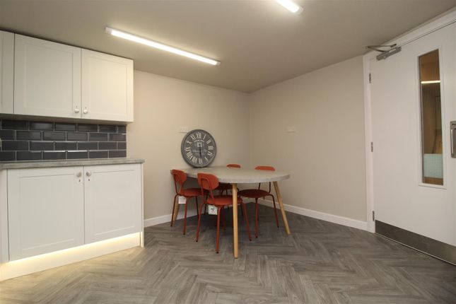 Room 4, 24, Grosmont Terrace, Leeds photo 5