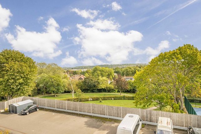11, Hillside Road, London photo 4