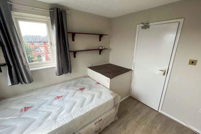 Room to rent in St. Marys Square, Newmarket