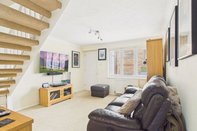 14, Robin Close, Horsham photo 4