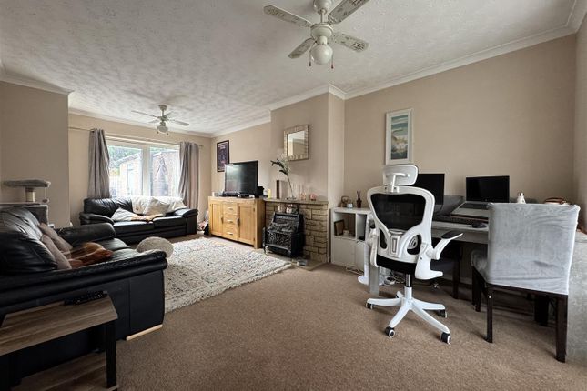 58, Carstairs Avenue, Swindon photo 2