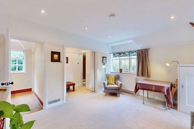 12 Barnett Homestead, Erskine Hill, Hampstead Garden Suburb photo 2