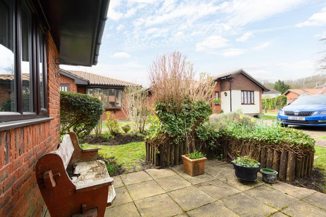 41, Oakmead Green, Epsom photo 3