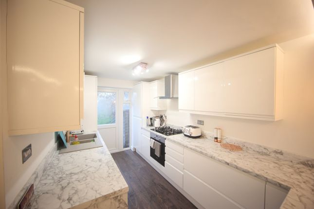 Maisonette to rent in Newton Close, Langley
