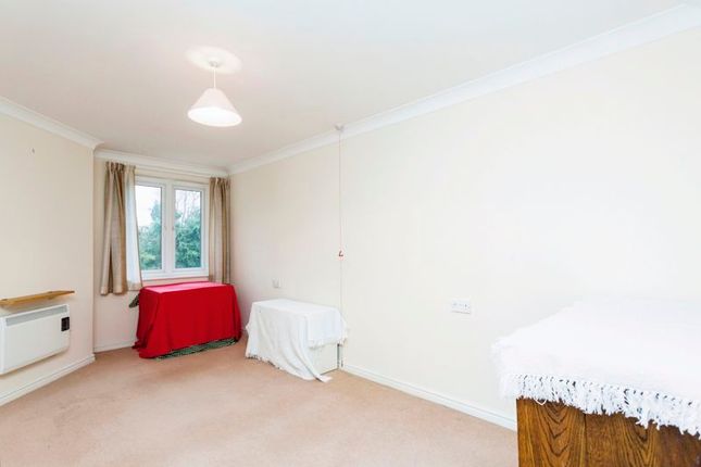 Flat for sale in Wakefield Court, Horsham