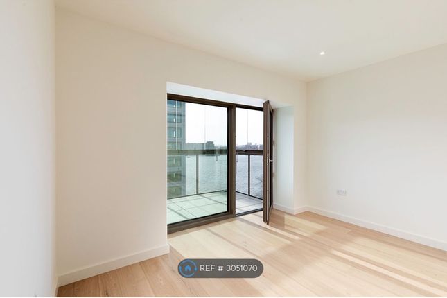 Flat, Riverscape Walk, London photo 3