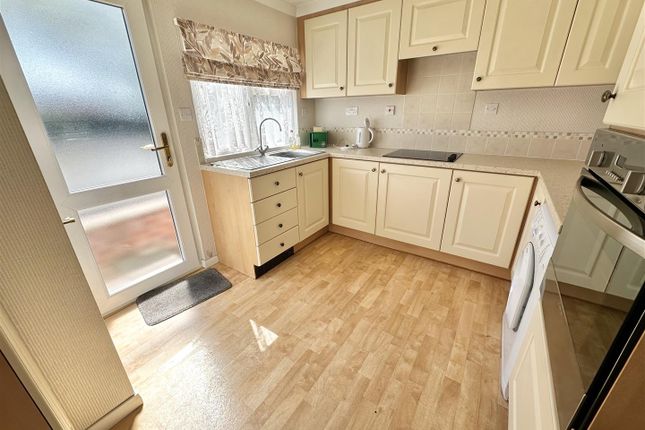 42, Greenlawns, St Osyth Road East, Little Clacton photo 3
