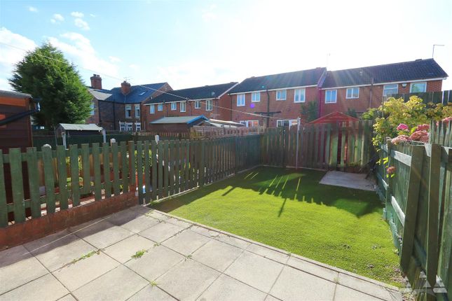 Town house to rent in Albert Avenue, New Whittington, Chesterfield, Derbyshire
