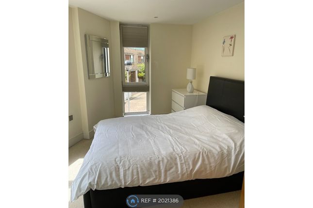 Flat to rent in Grant House, London