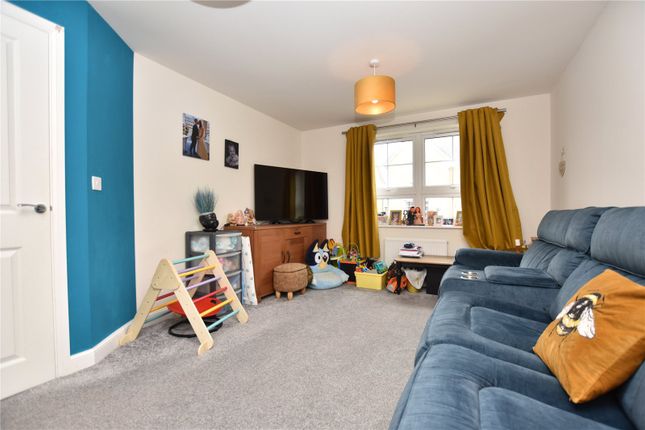 28, Churchyard Drive, Wakefield photo 2