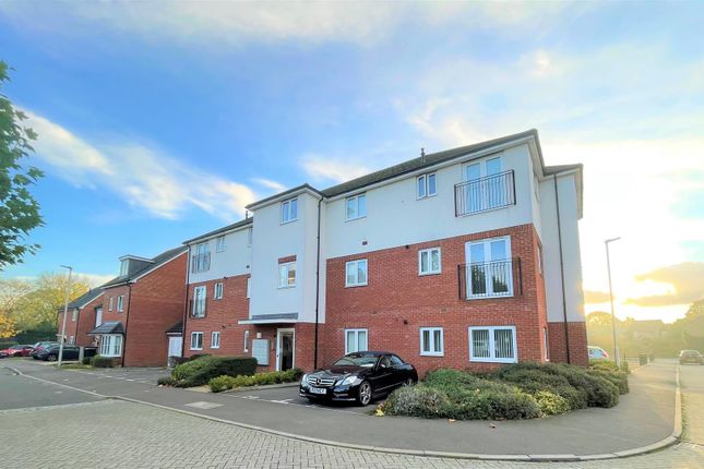 Thumbnail Flat for sale in Holymead, Calcot, Reading